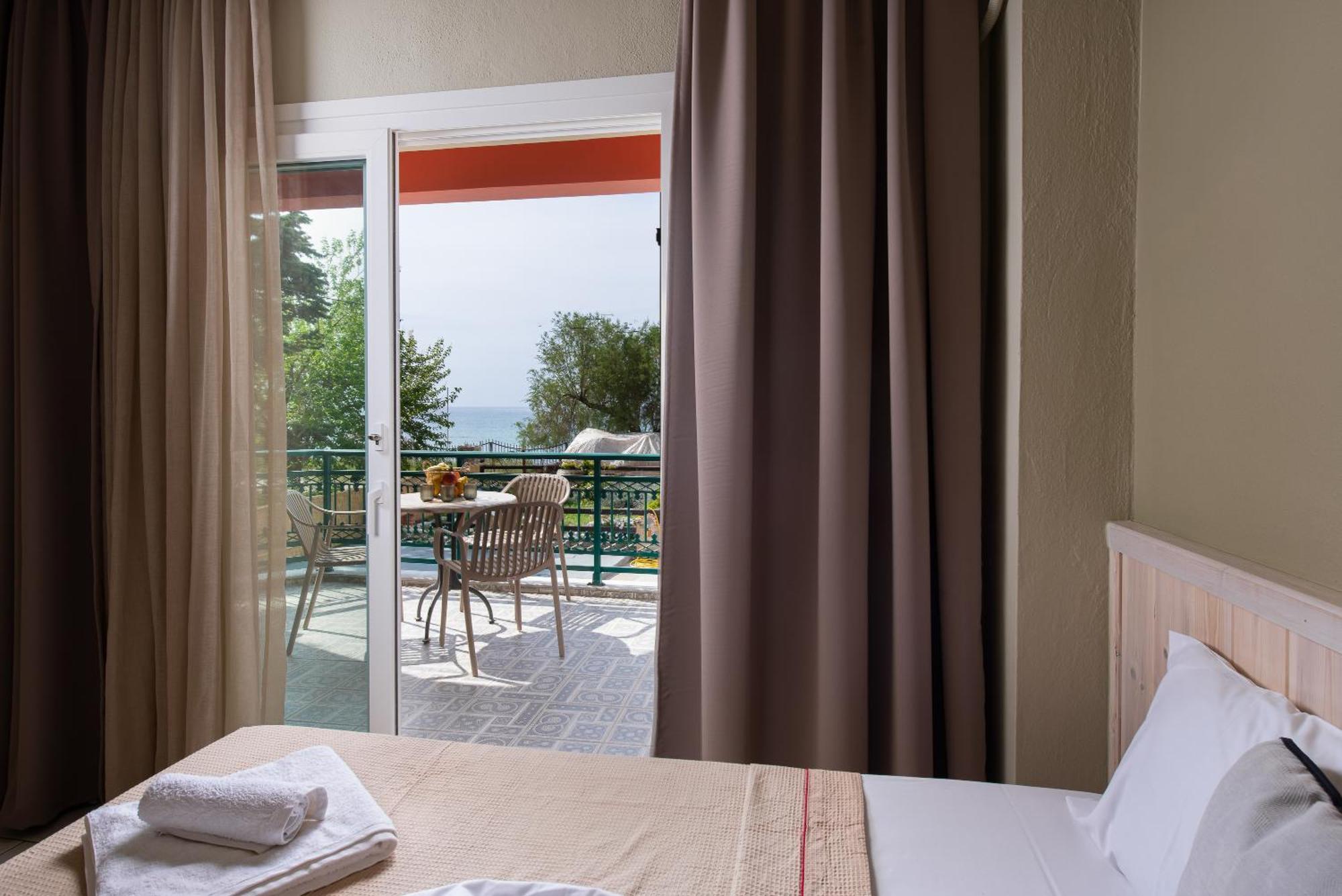Castaway Suites - Studios Christos Лименария Екстериор снимка